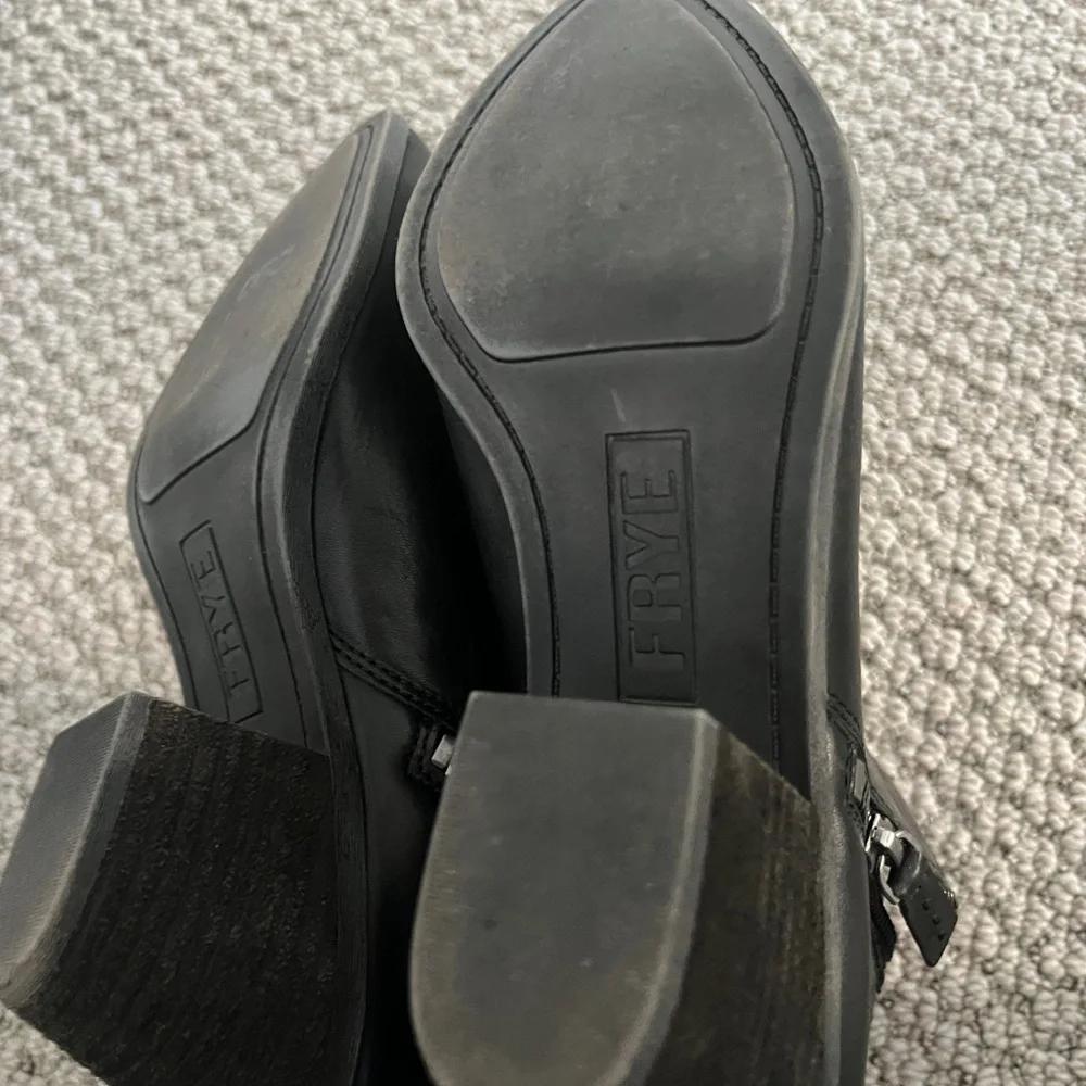 FRYE Elegant Black Leather Ankle Booties - Picture 7 of 7